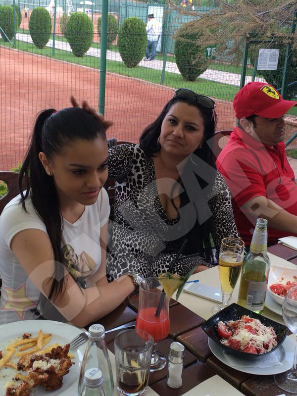 Carmen e coplesita de mama ei cu gesturi de tandrete