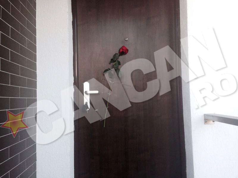 Keo ii aduce zilnic flori Andreei Balan si i le lipeste pe usa, in incercarea de a o recuceri