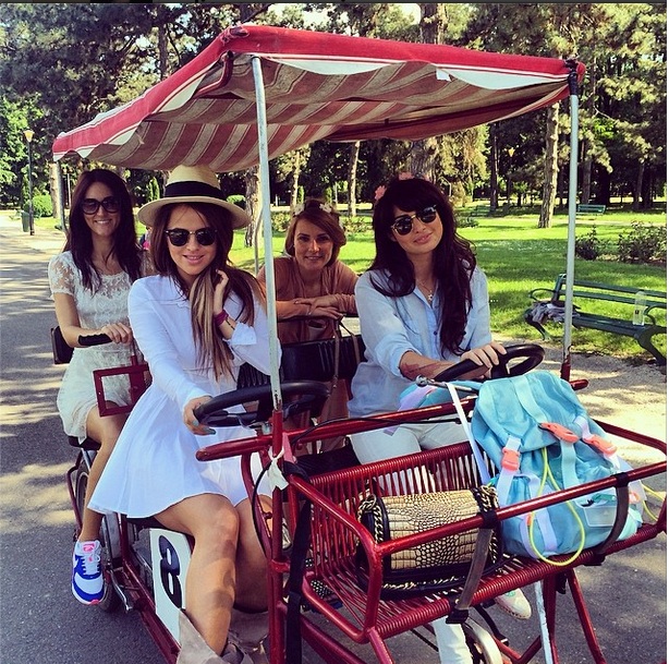 Cele patru tinere au iesit fara a fi insotite de nicio prezenta masculina