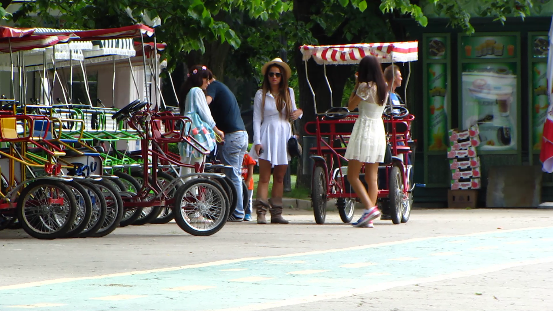 Fetele au vrut cu tot dinadinsul sa se plimbe cu o bicicleta