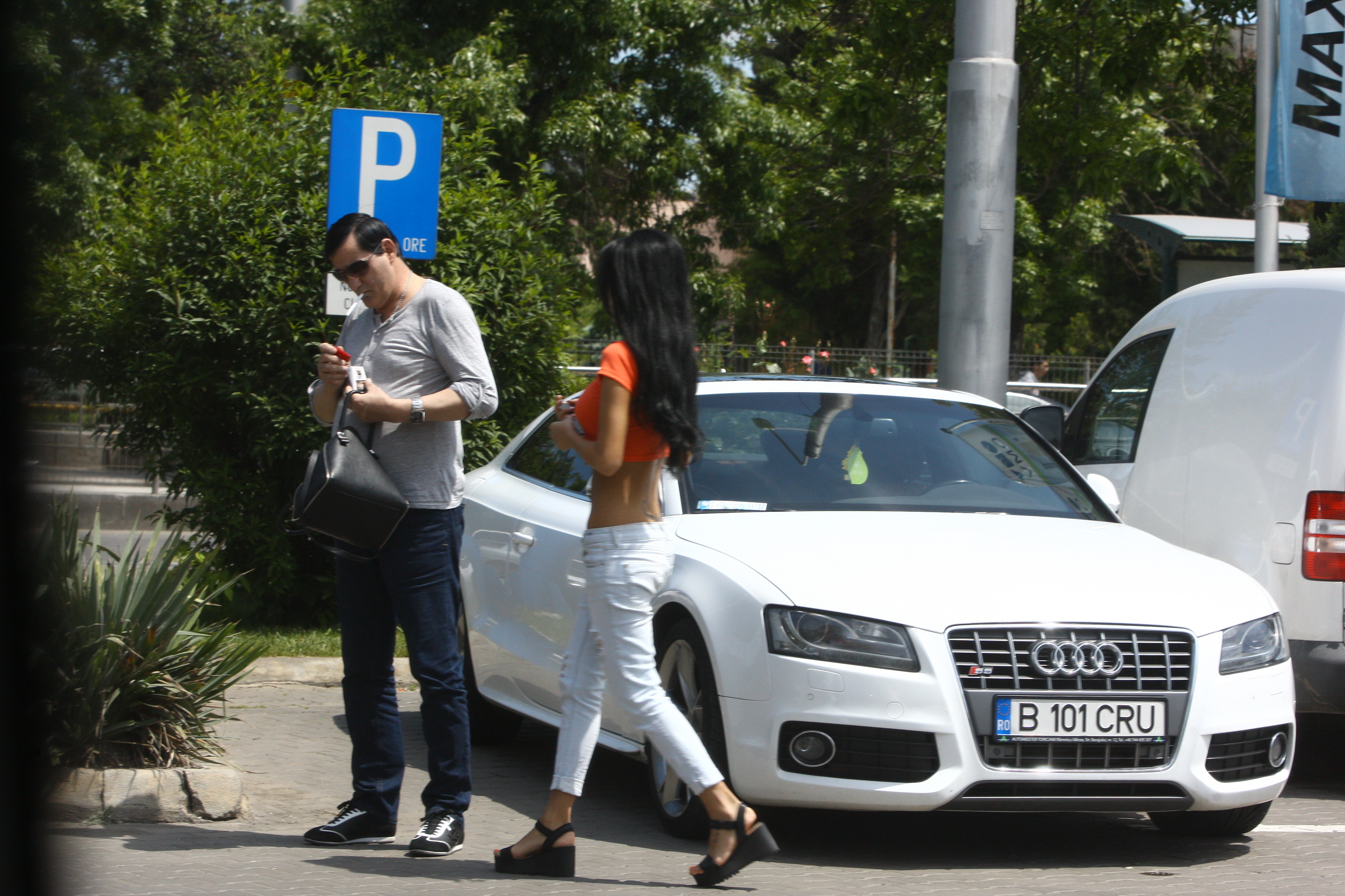 Daniela iese din casa numai in compania tatalui sau