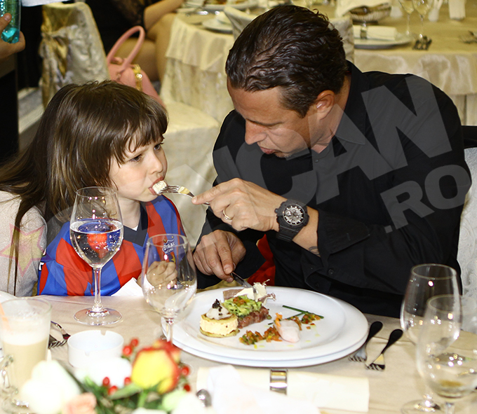 Reghe, nu este doar un atrenor, dar si un tata... de nota 10