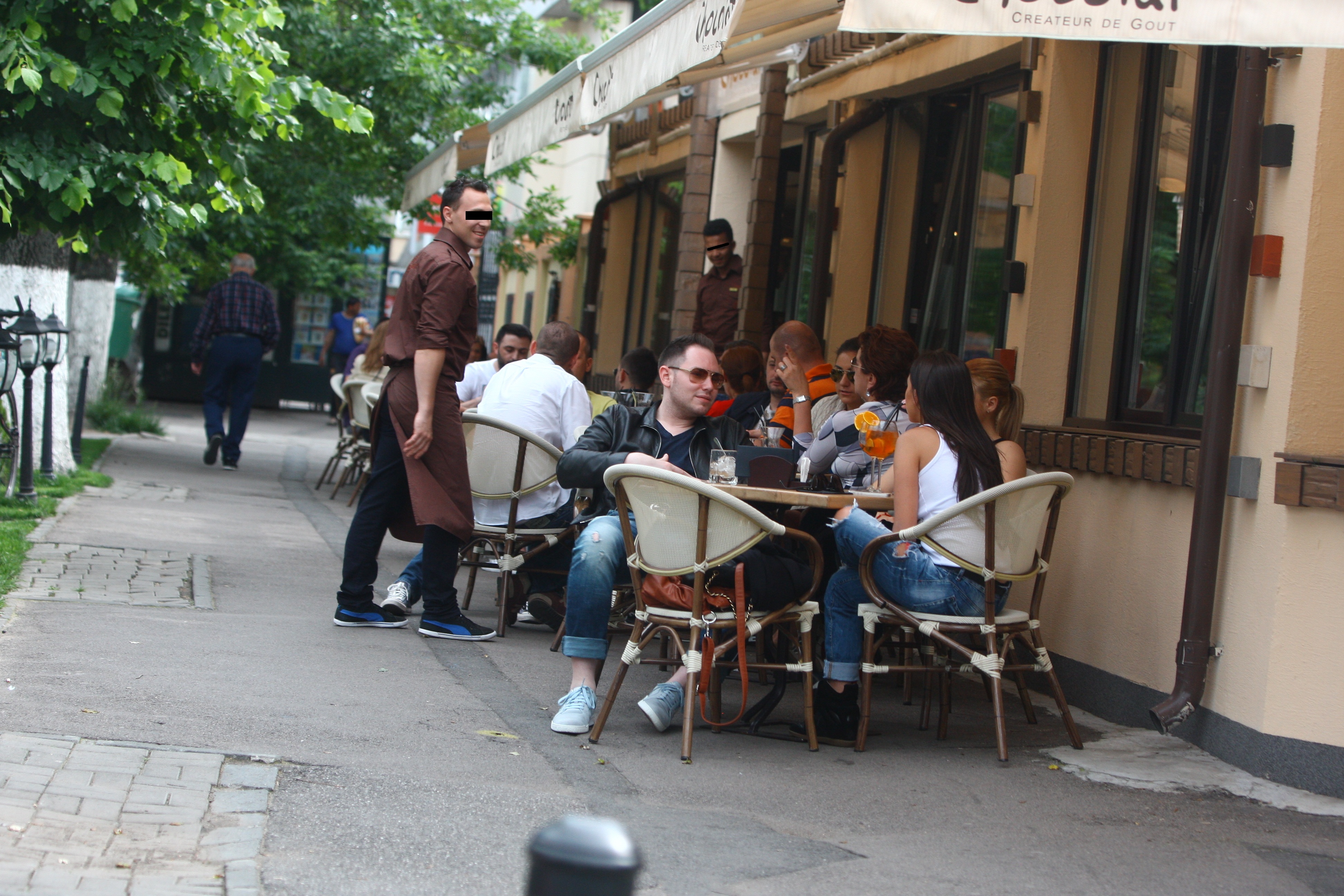 Andrei s-a inrtetinut cu doua domnsioare la o terasa din Dorobanti