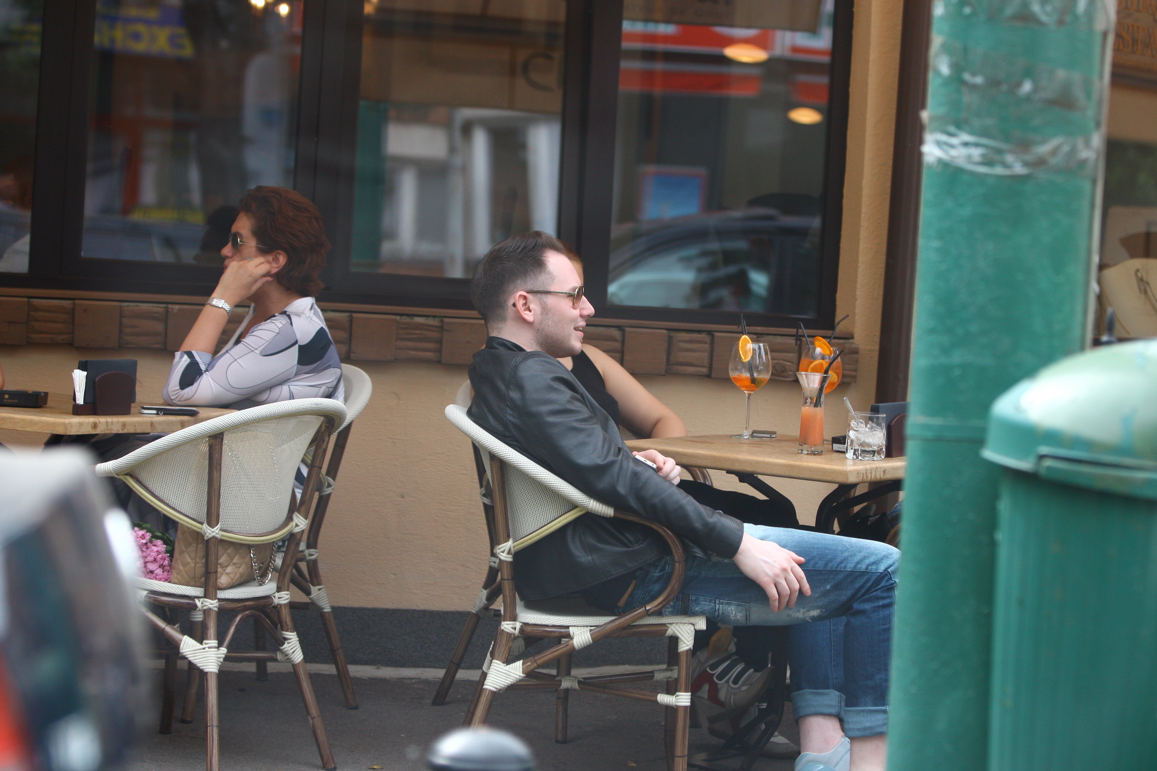 ca sa destinda atmosfera, Versace a facut cateva glumite