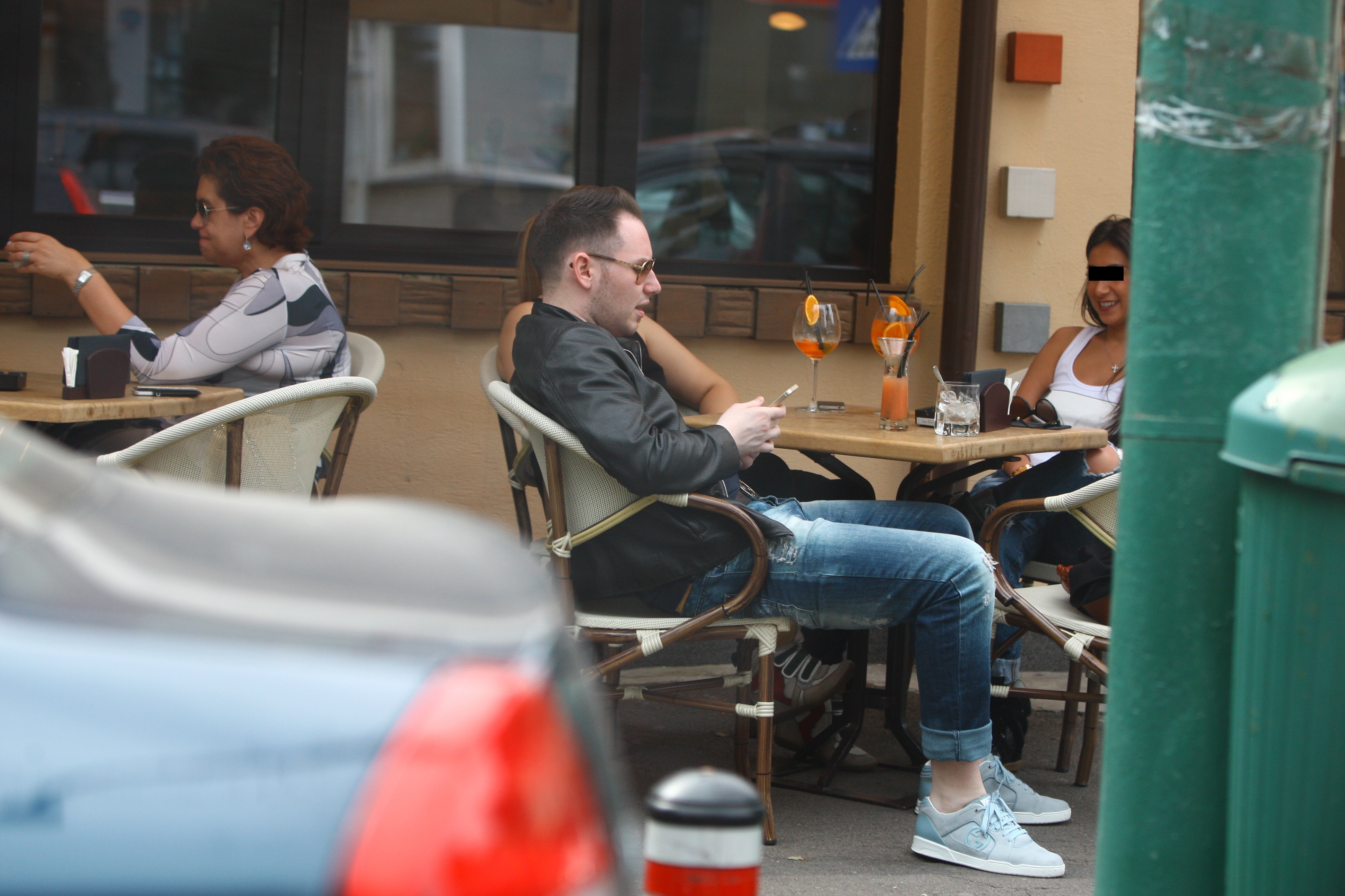 ca sa destinda atmosfera, Versace a facut cateva glumite