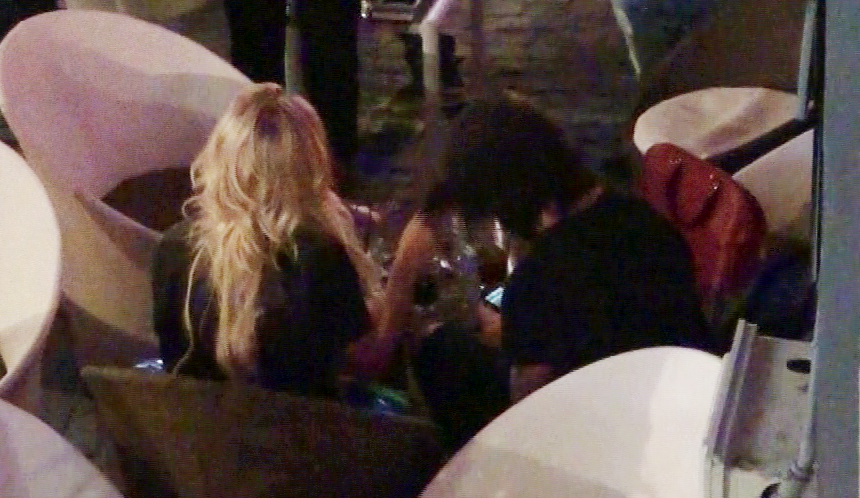 Delia l-a tras de par pe amicul absorbit de telefon