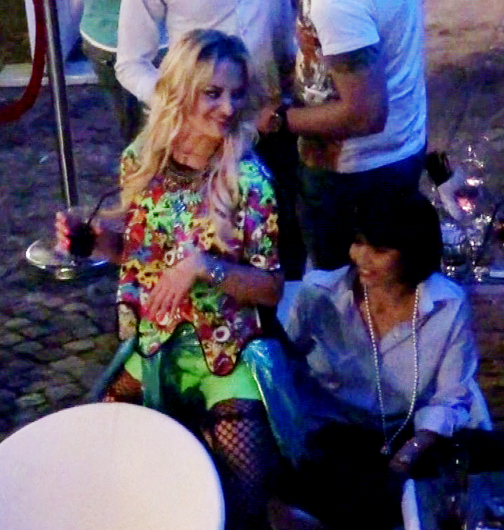 Delia a dansat lasciv in poala Andreei Popescu