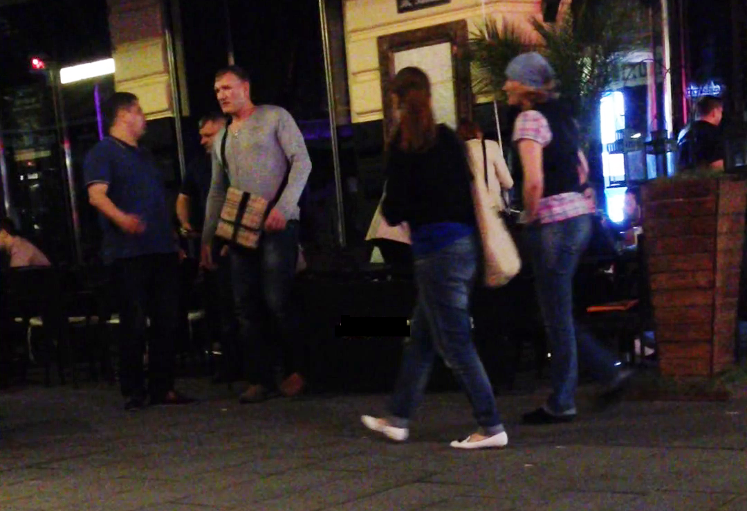 Cei trei barbati s-au ridicat de la masa dupa doar cateva minute