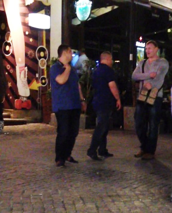 Fostul luptator si amicii sai au preferat sa stea de vorba pe strada decat sa se mute la alta terasa