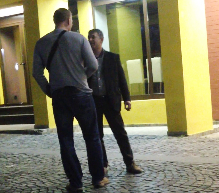 Tolea Ciumac s-a oprit sa schimbe doua vorbe cu un prieten pe care l-a intalnit intamplator in Centrul Vechi