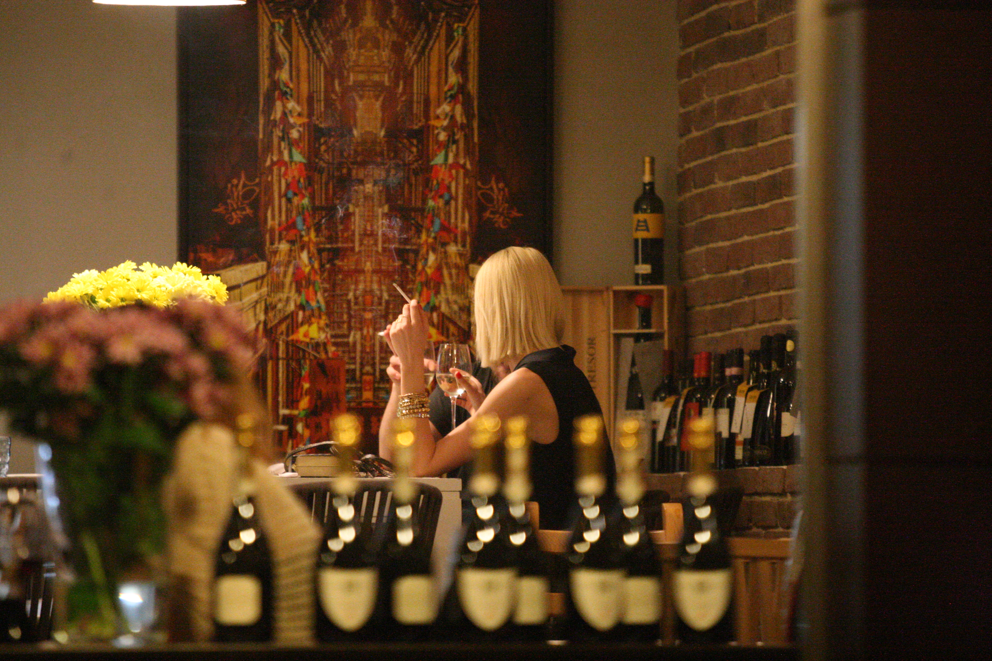 Blonda si misteriosul barbat dau noroc