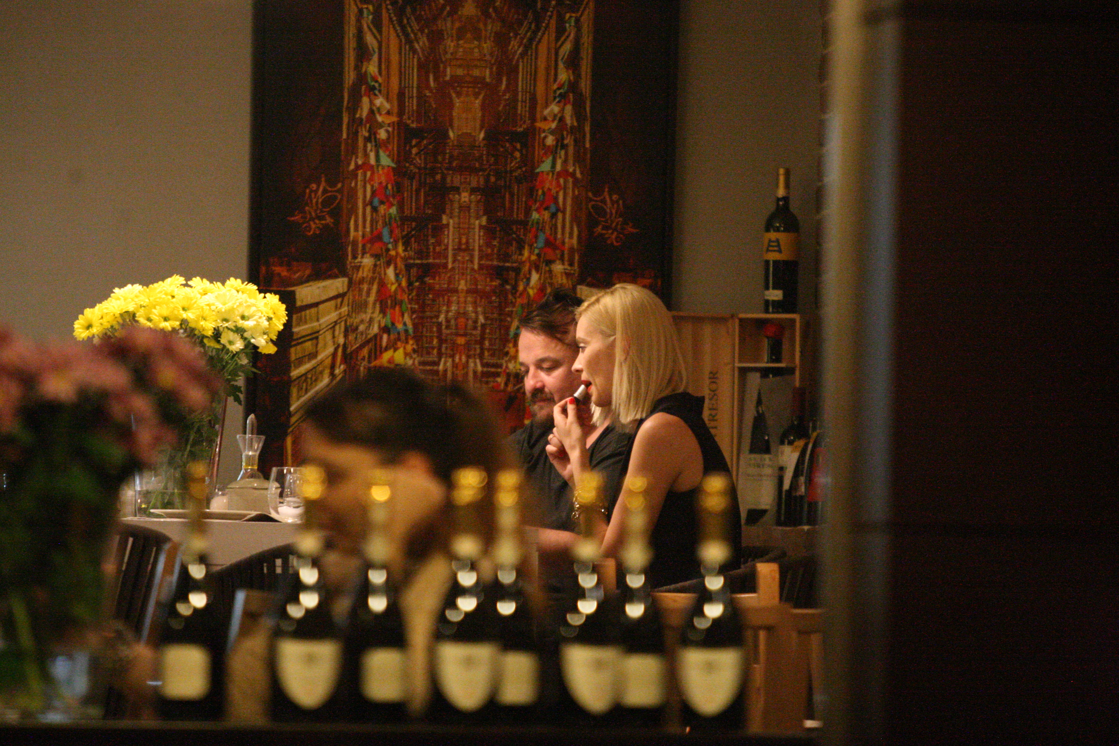 Blonda isi reimprospateaza stratul de ruj