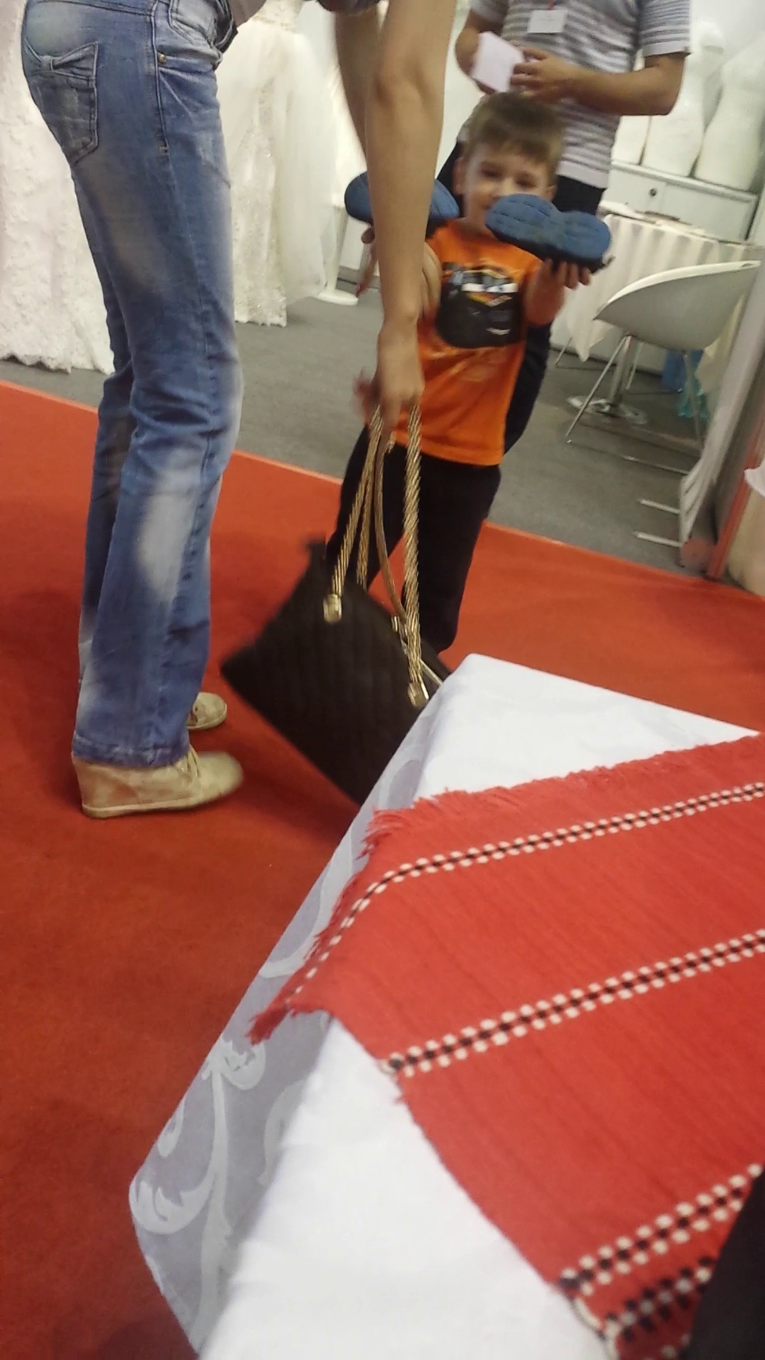 Micutul Sasha umbla in sosete la targul de nunti