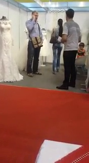 Tolea si sotia lui s-au oprit la standul celor care i-a creat rochia de mireasa sotiei lui Ilie Nastase