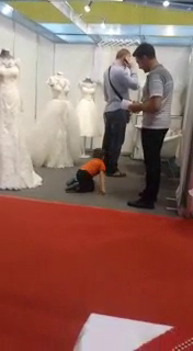 Micutul Sasha le-a dat mari batai de cap parintilor la targ