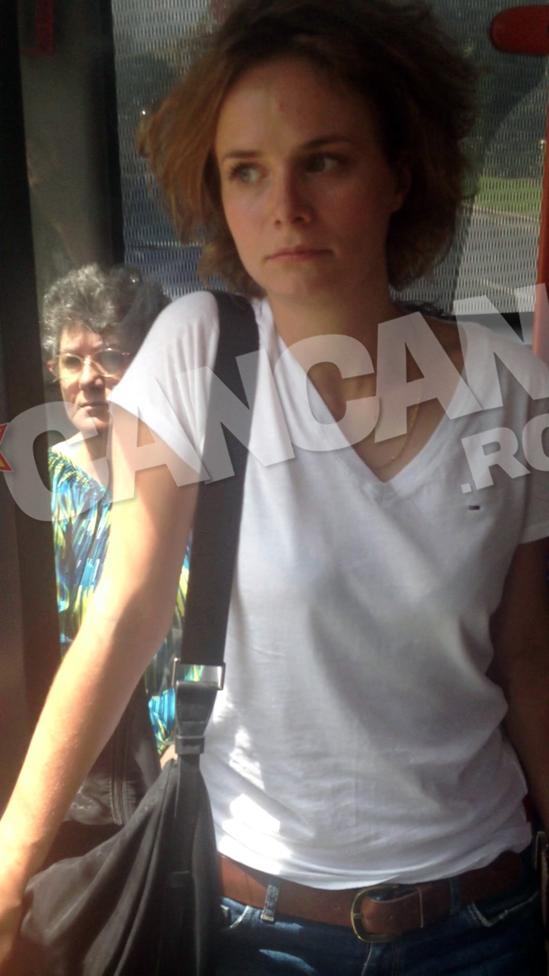 Diana s-a sprijinit de o bara in autobuz