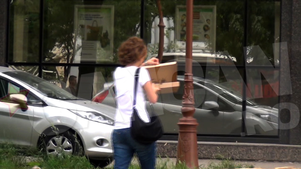 Diana a verificat daca pizza se prezinta bine