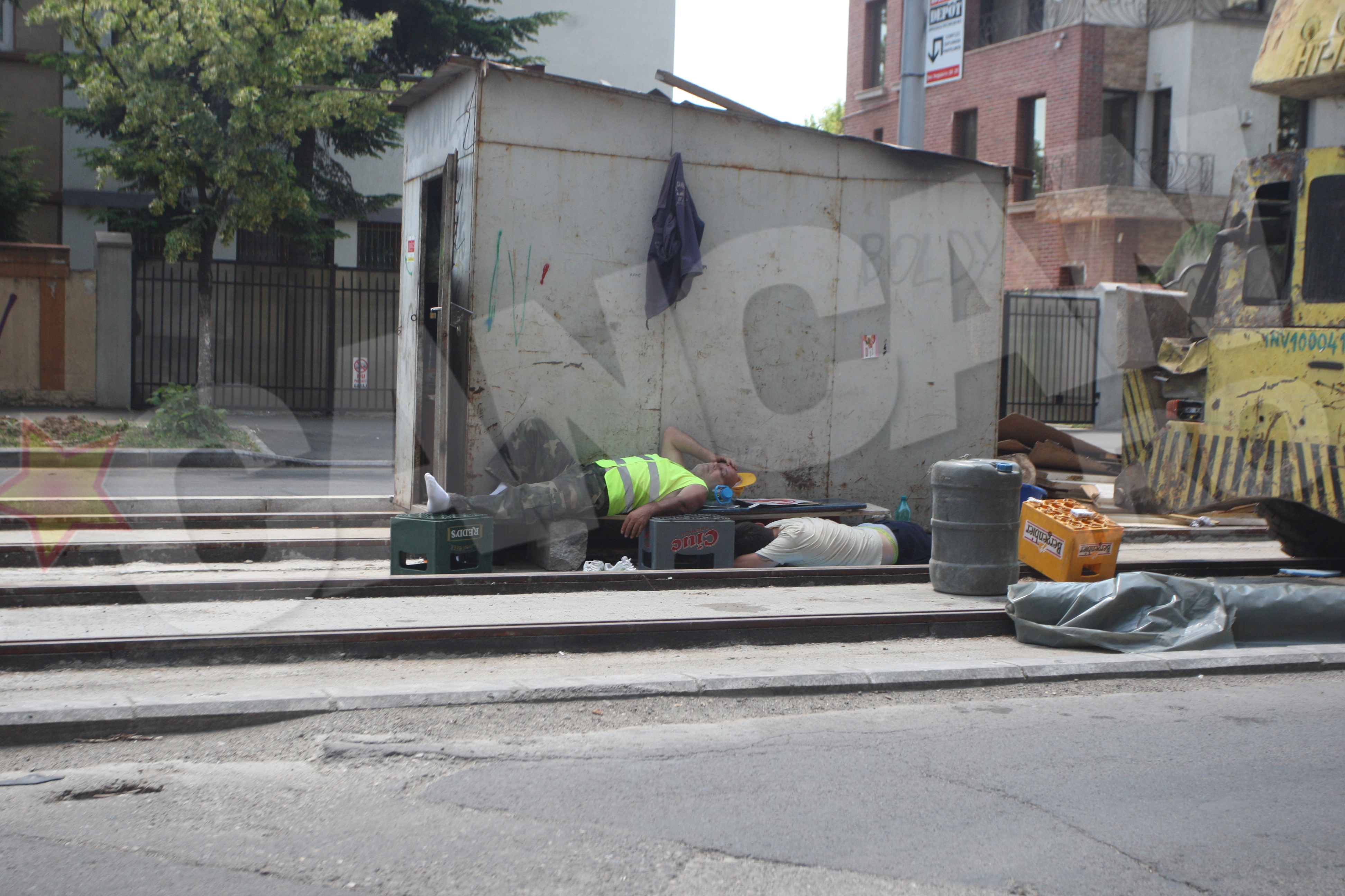 Muncitorii nostri au gasit imediat solutia pentru un pui de somn pe cinste