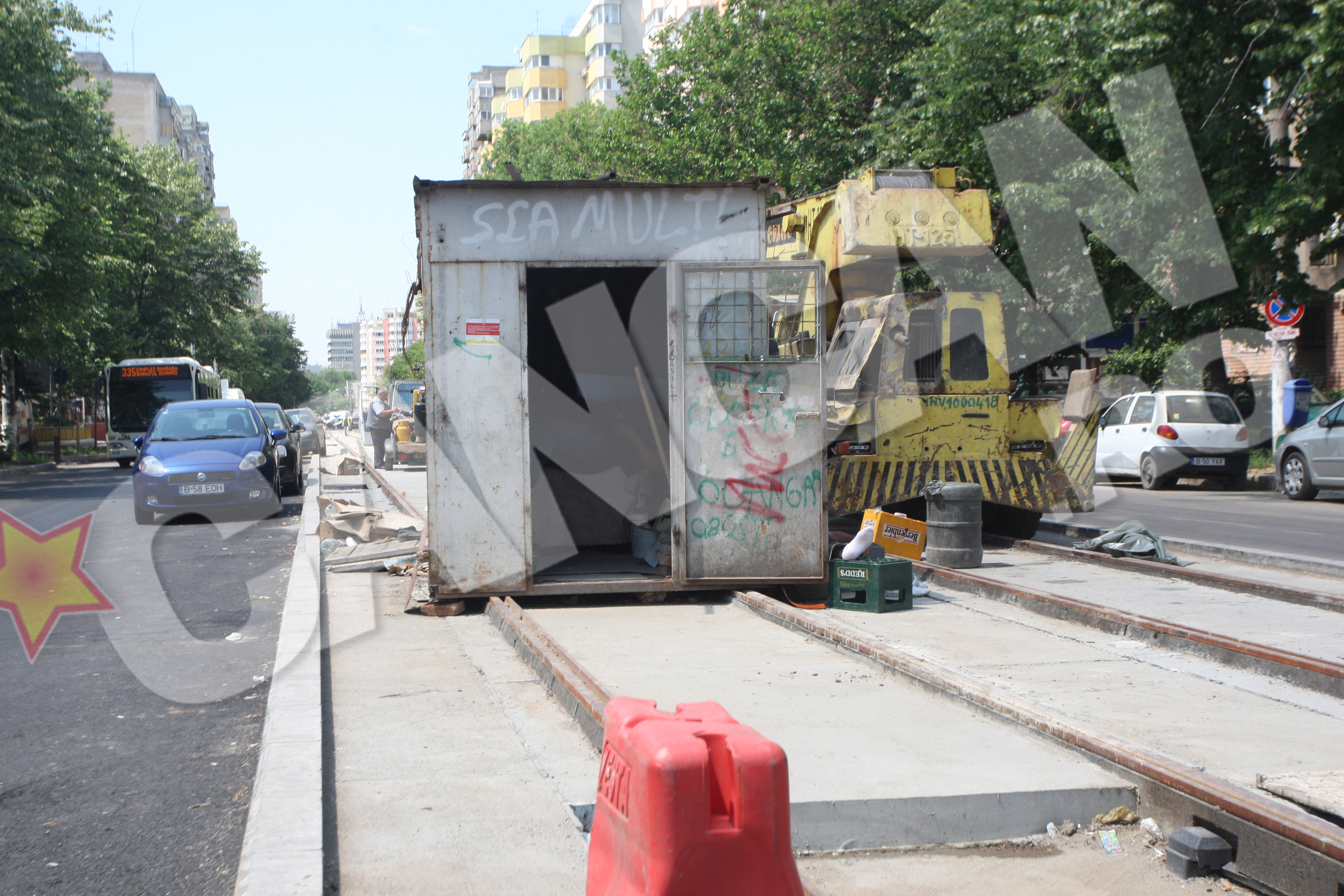 Santierul era chiar in mijlocul strazii, astfel ca cei doi au fost in centrul atentiei
