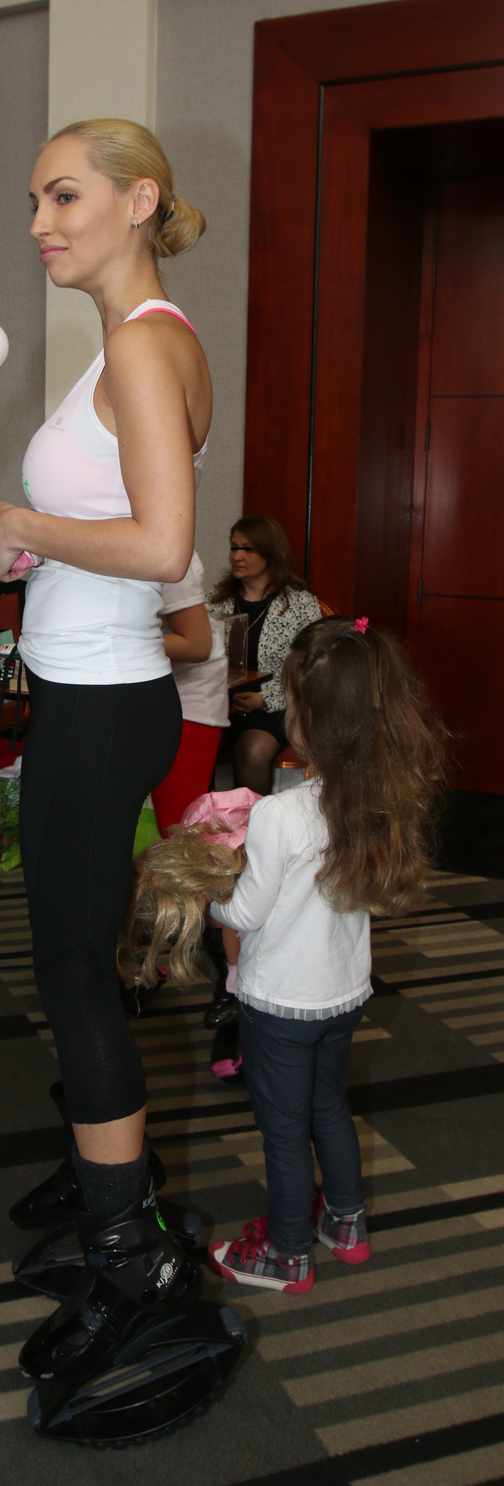 Andreea este nedespartita de fiica ei, pe care o ia cu ea si la evenimente