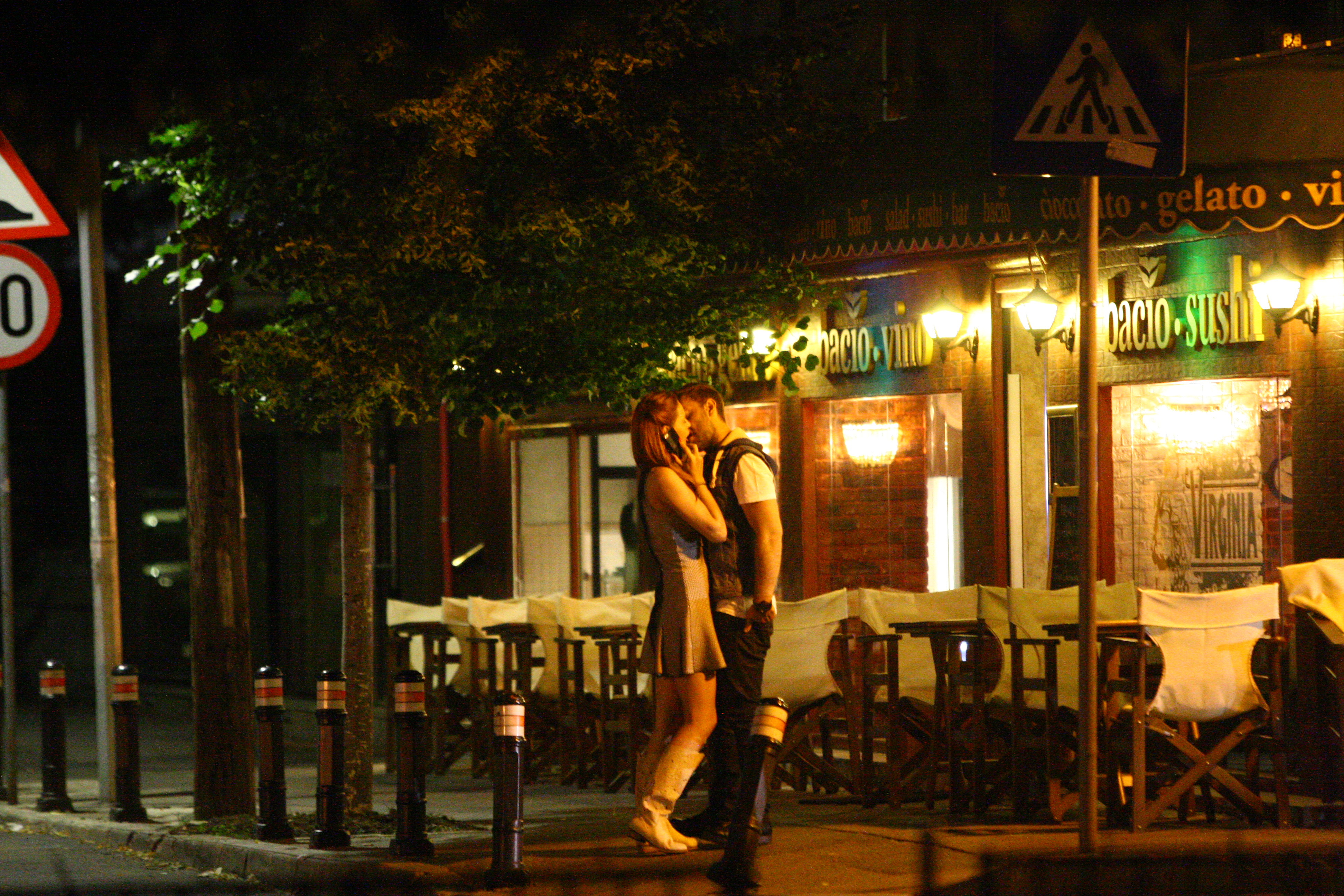 Nicoleta se saruta cu Noyan in fata restaurantului acestuia