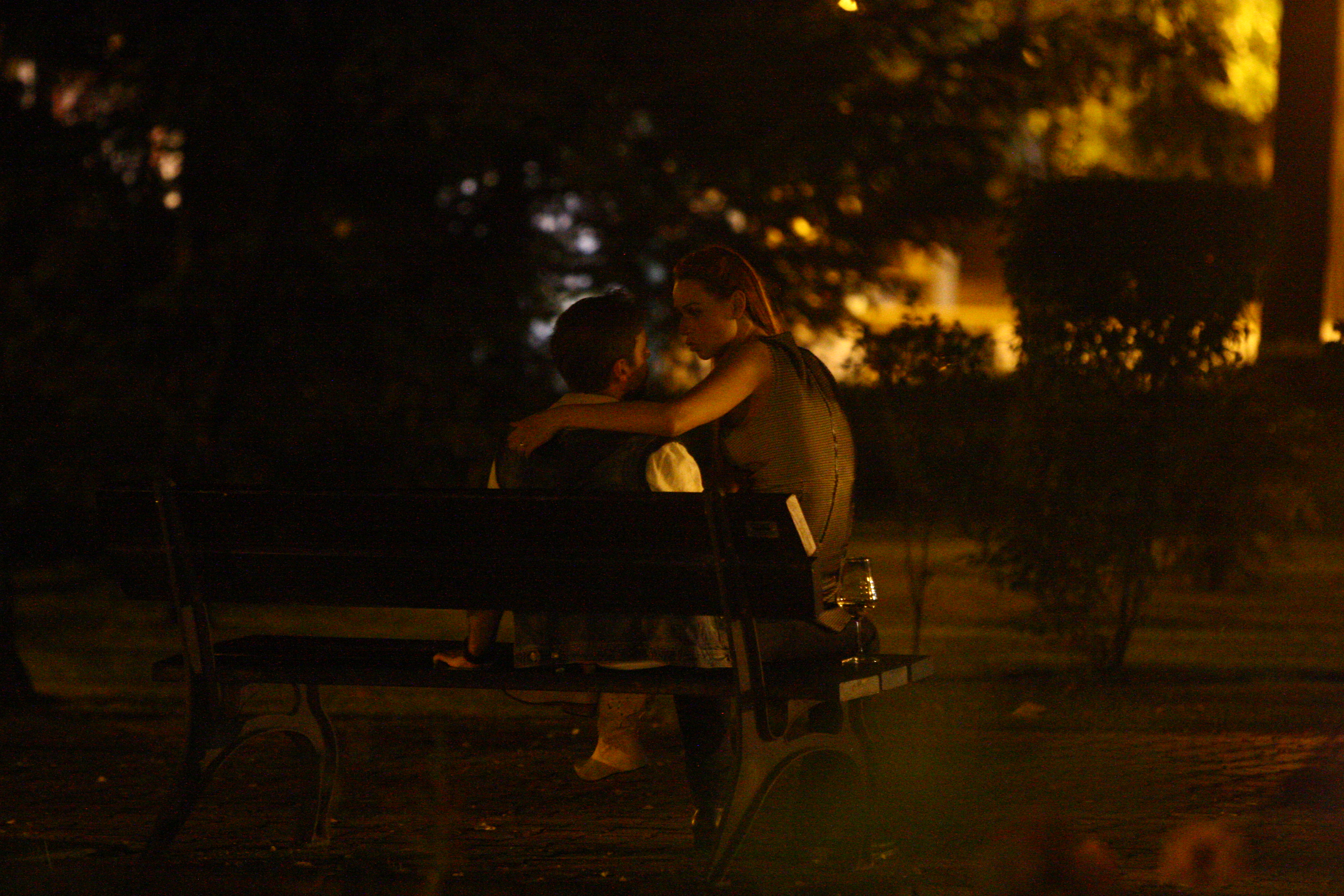 Cei doi s-au mutat in parc pentru a nu fi deranjati de cineva