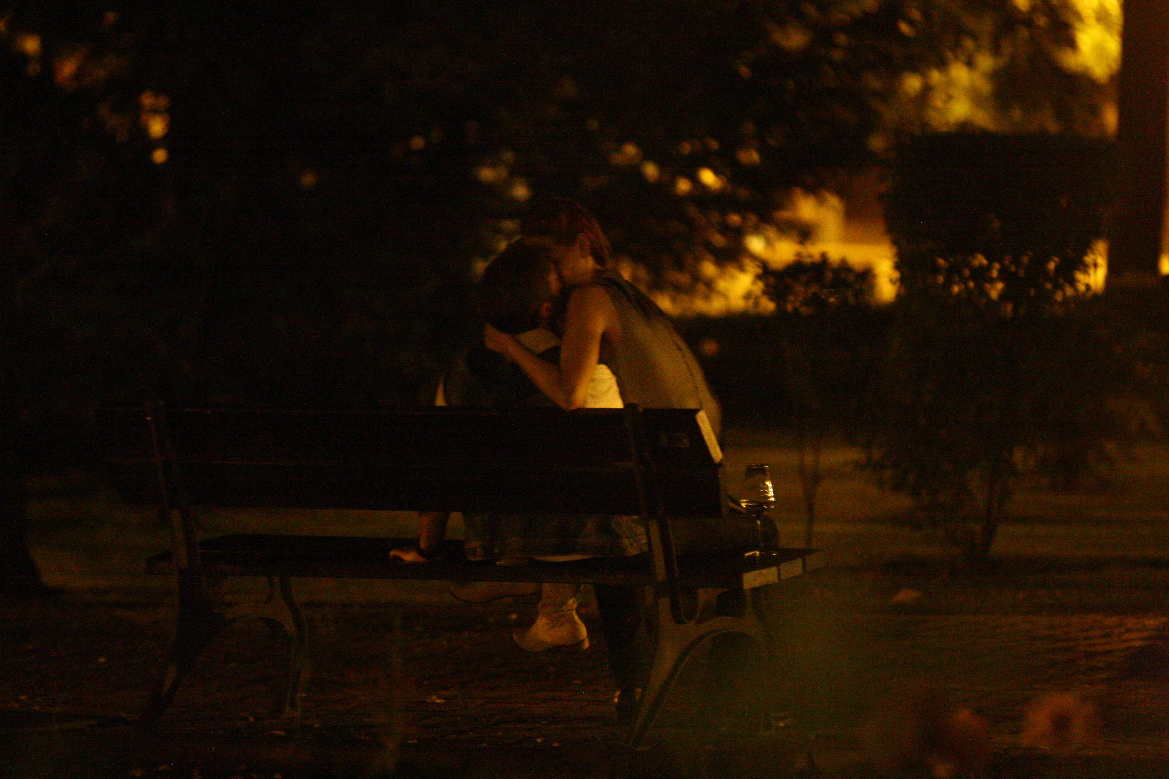 Pe banca, cei doi s-au lasat purtati de val