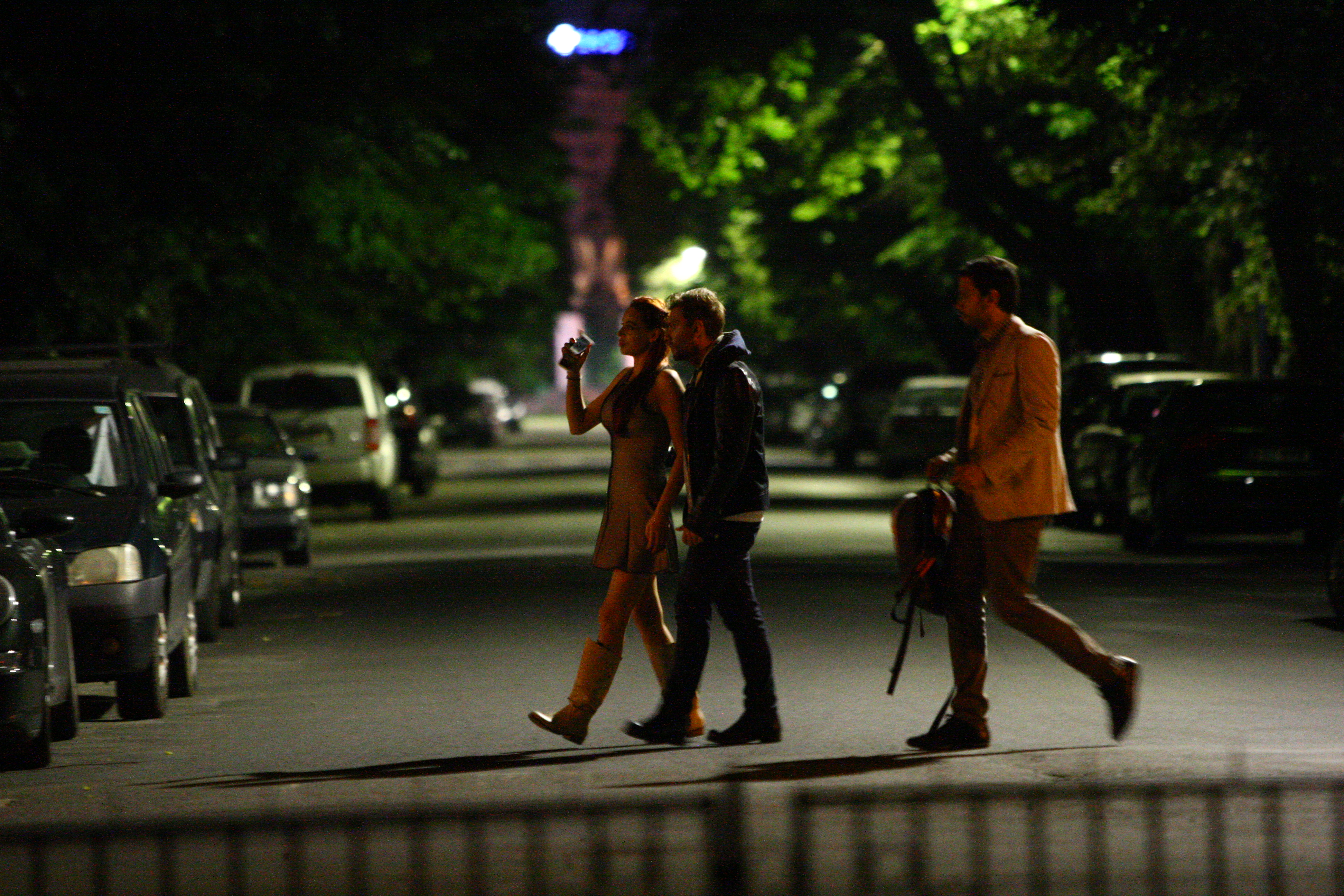 Noyan o conduce pe Matea pana in fata hotelului