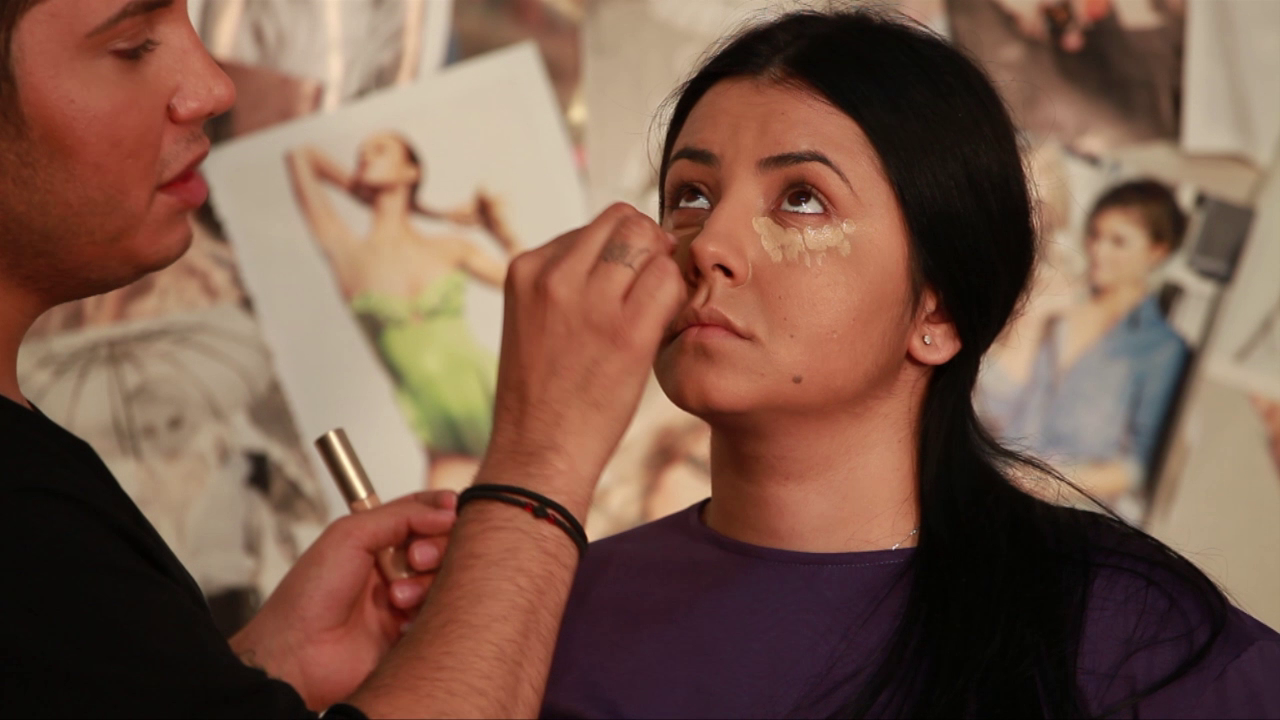 Adrian a inceput cu baza de machiaj, una luminoasa