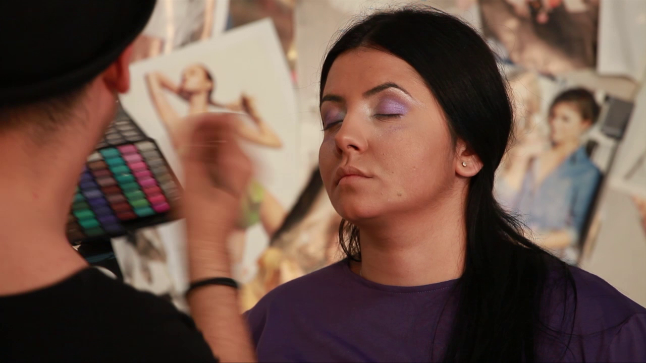 Make-up artistul a continuat cu machiajul ochilor, optand pentru nuante de mov