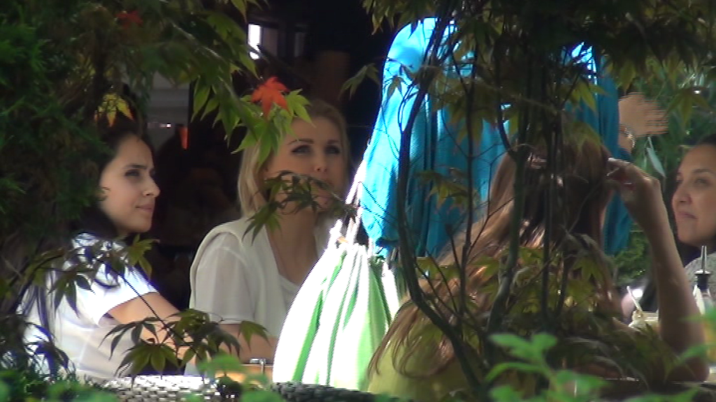 Cristina a luat masa in oras cu prietenele sale