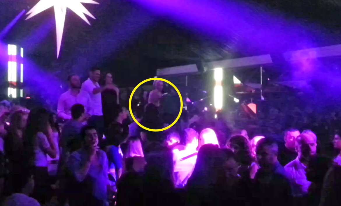 Simona a fost sufletul petrecerii in club, dansand toata noaptea pe masa si pe scaune