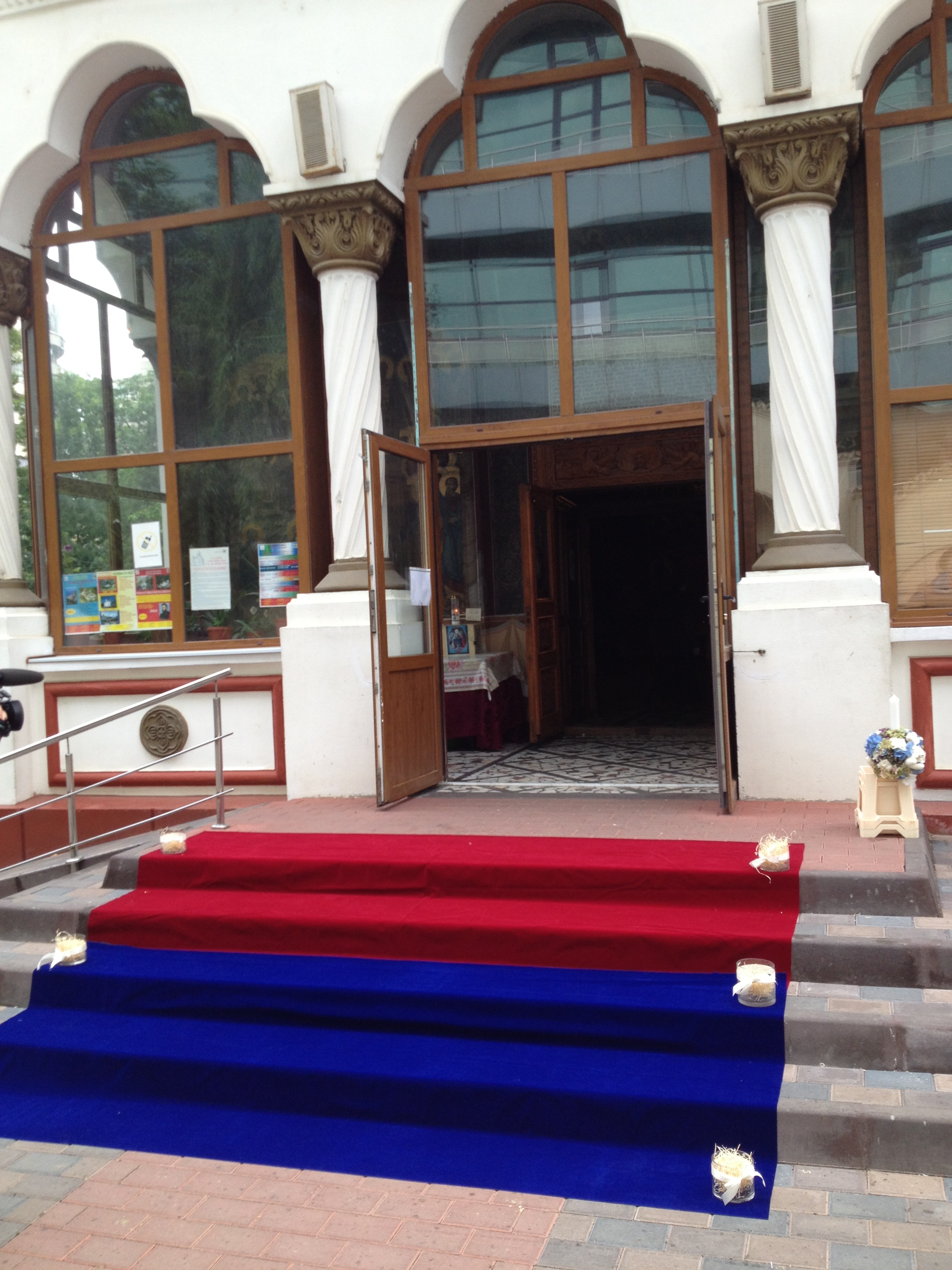 Covorul dela biserica a fost rosu-albastru, in culorile Stelei