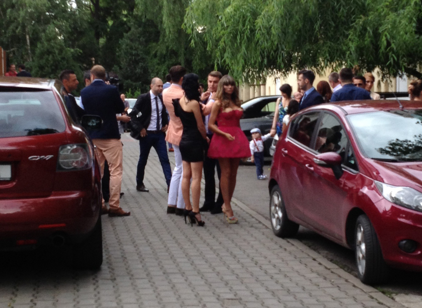 Iubita lui Tatarusanu a imbracat o rochie scurta si a purtat tocuri foarte inalte