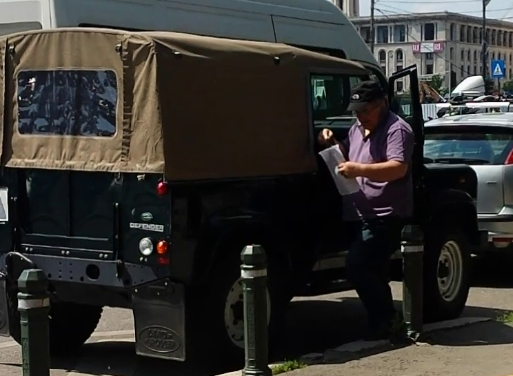 Florin Calinescu munceste din greu la renovarea unui restaurant