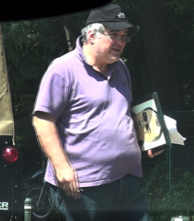 Printre hartii, se afla si un portret