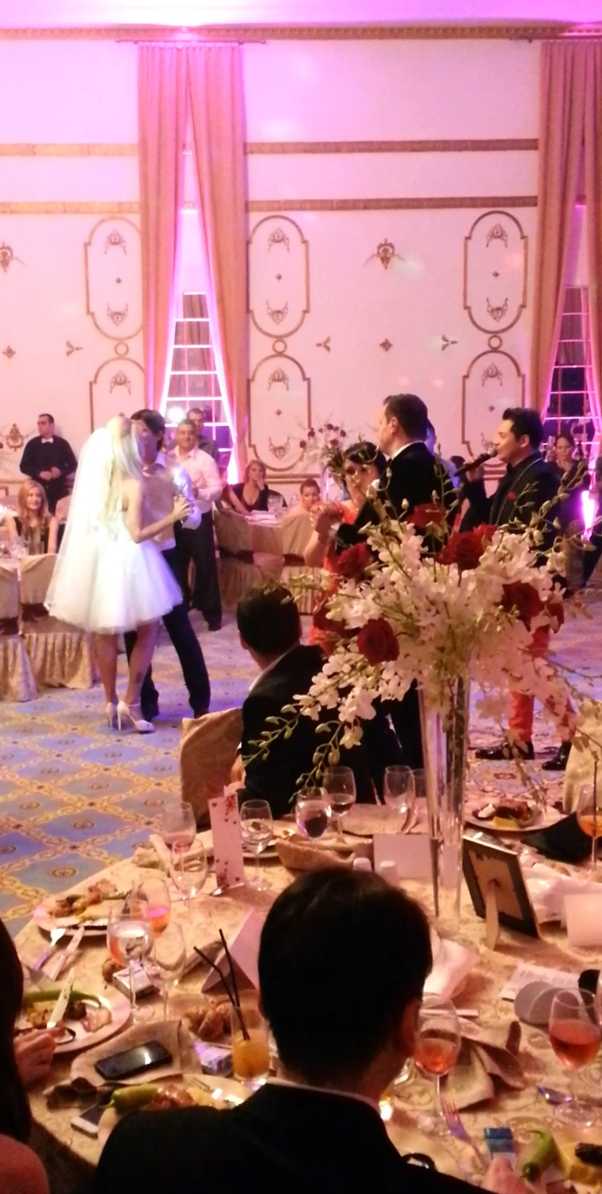 Fotbalistul a dansat cu sotia sa, Ana, dupa ce Jean de la Craiova le-a dedicat o melodie