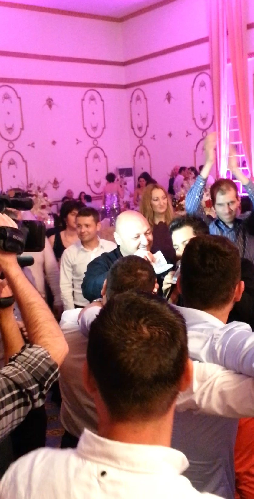 Fostul lider al galeriei rapideste a facut zeci de dedicatii