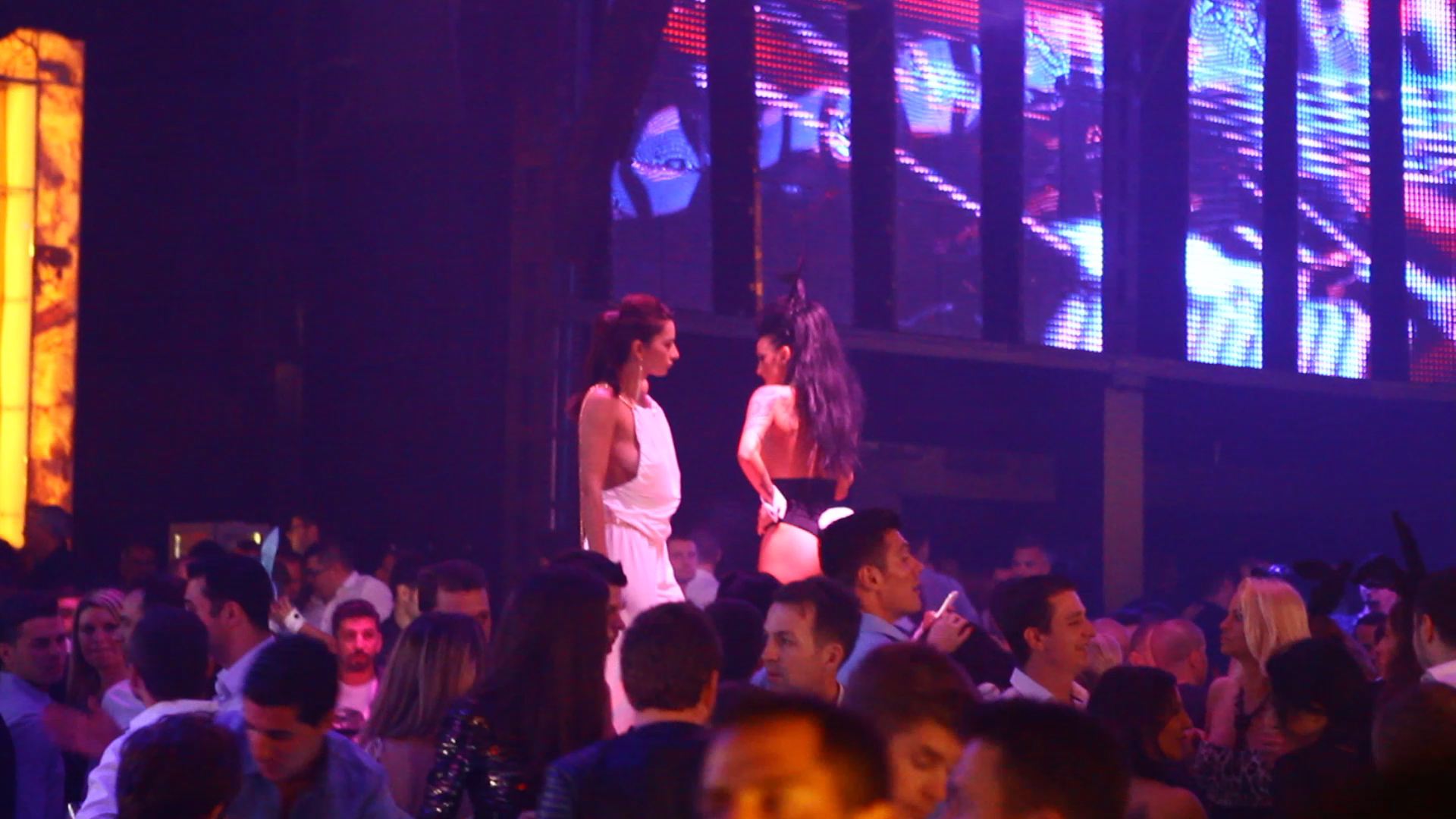 Dana Neacsu o pipaia pe tanara