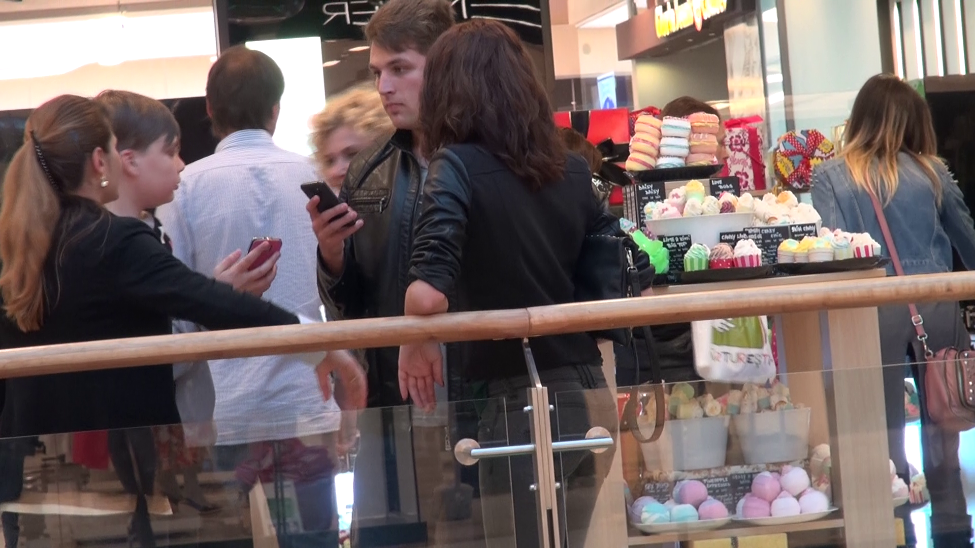 Cei doi s-au oprit la un magazin cu produse pentru ingrijirea corporala