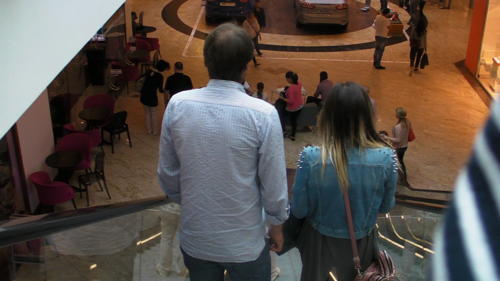 Fara prea mari tandretur, Crina si Gabi parasesc repede centrul comercial