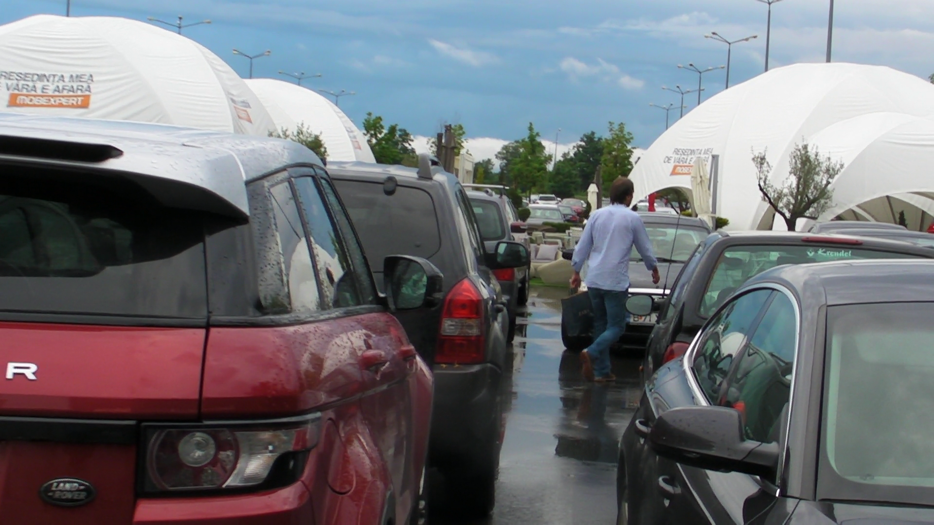 Gabi Popescu se grabeste sa duca cumparaturile la masina