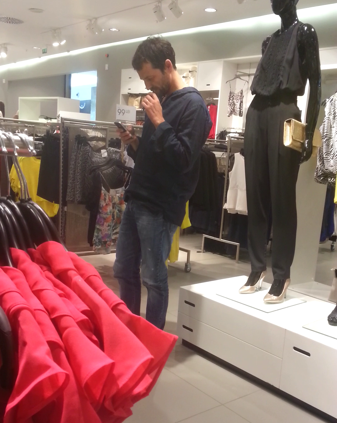 Actorul si-a facut de lucru cu telefonul, cat timp sotia lui a probat