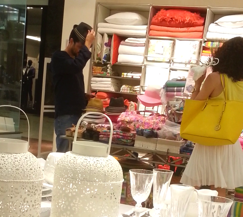 Plictisit, actorul a probat si el o palarie