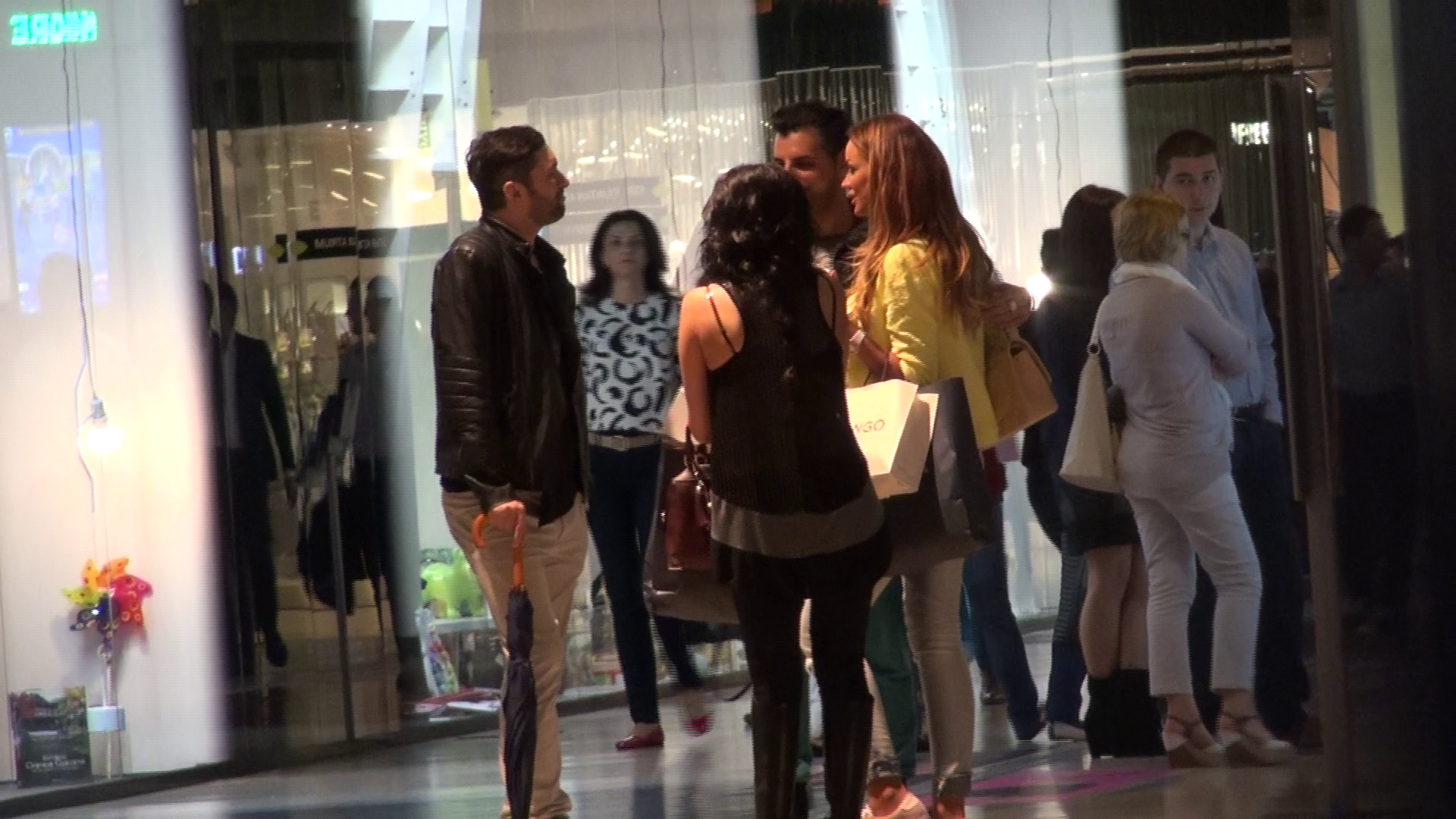 Dupa ce au cumparat biletele, fetele s-au intalnit cu niste cunoscuti, in mall