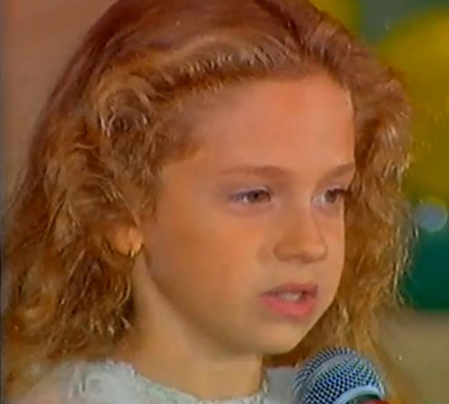 Iulia Stanescu a devenit un idol pentru copii din Romania dupa ce a debutat la emisunea Abracadabra