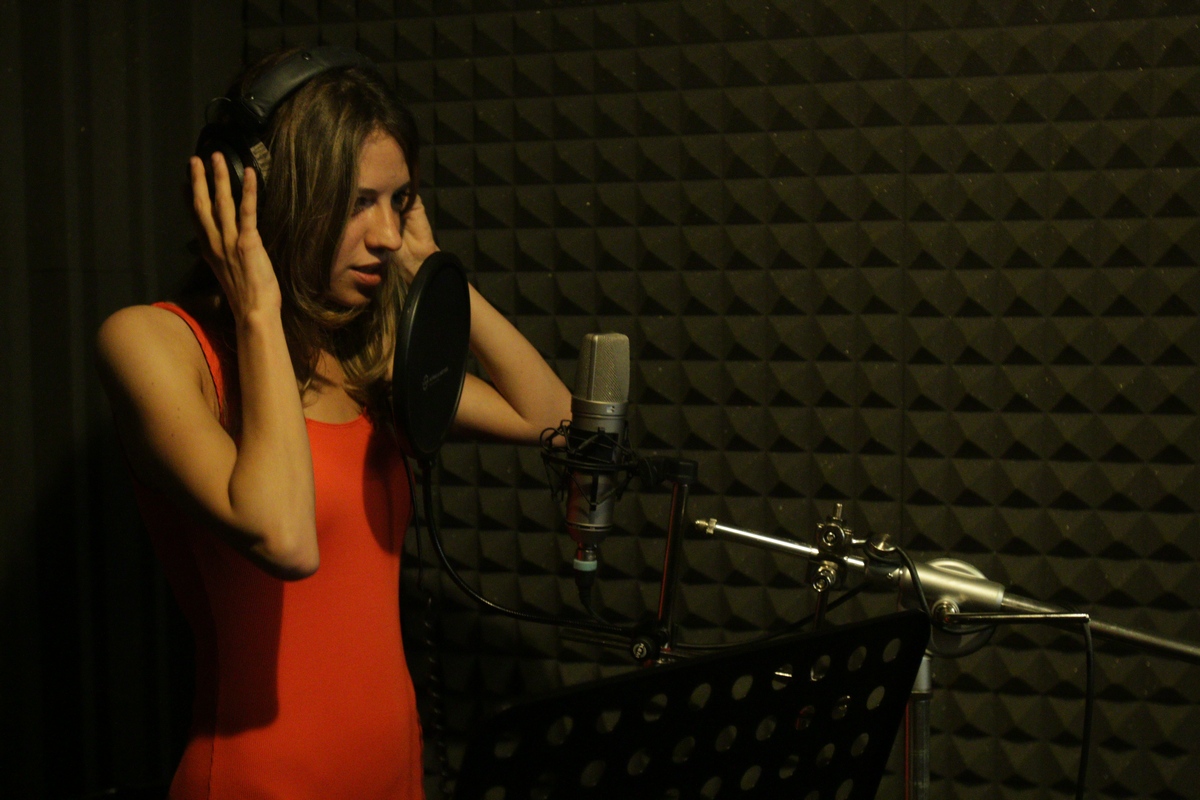 Tanara artista ne-a spus ca in maximum o saptamana va lansa prima ei piesa