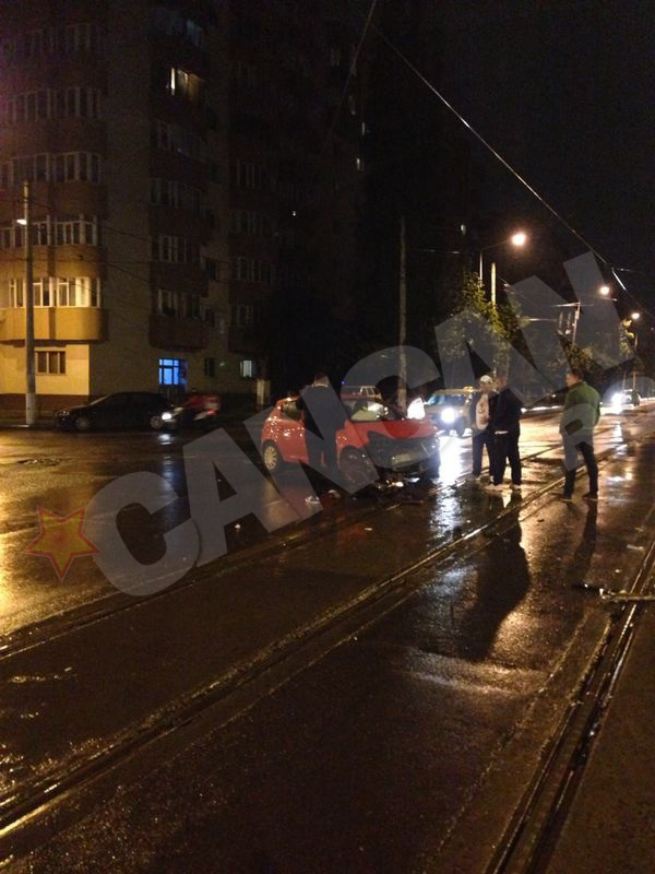 Un Opel de culoare rosie nu a acordat prioritate si a patruns in intersectie, acrosand un taxi