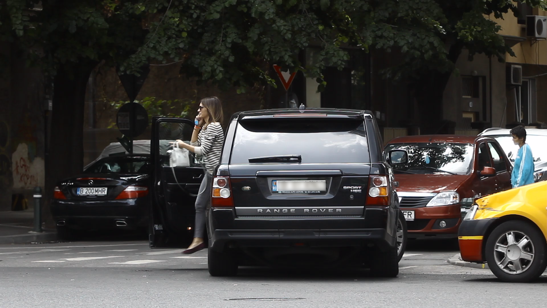 Maria a coborat din bolidul ei si s-a indreptgate cu pasi repezi catre banca