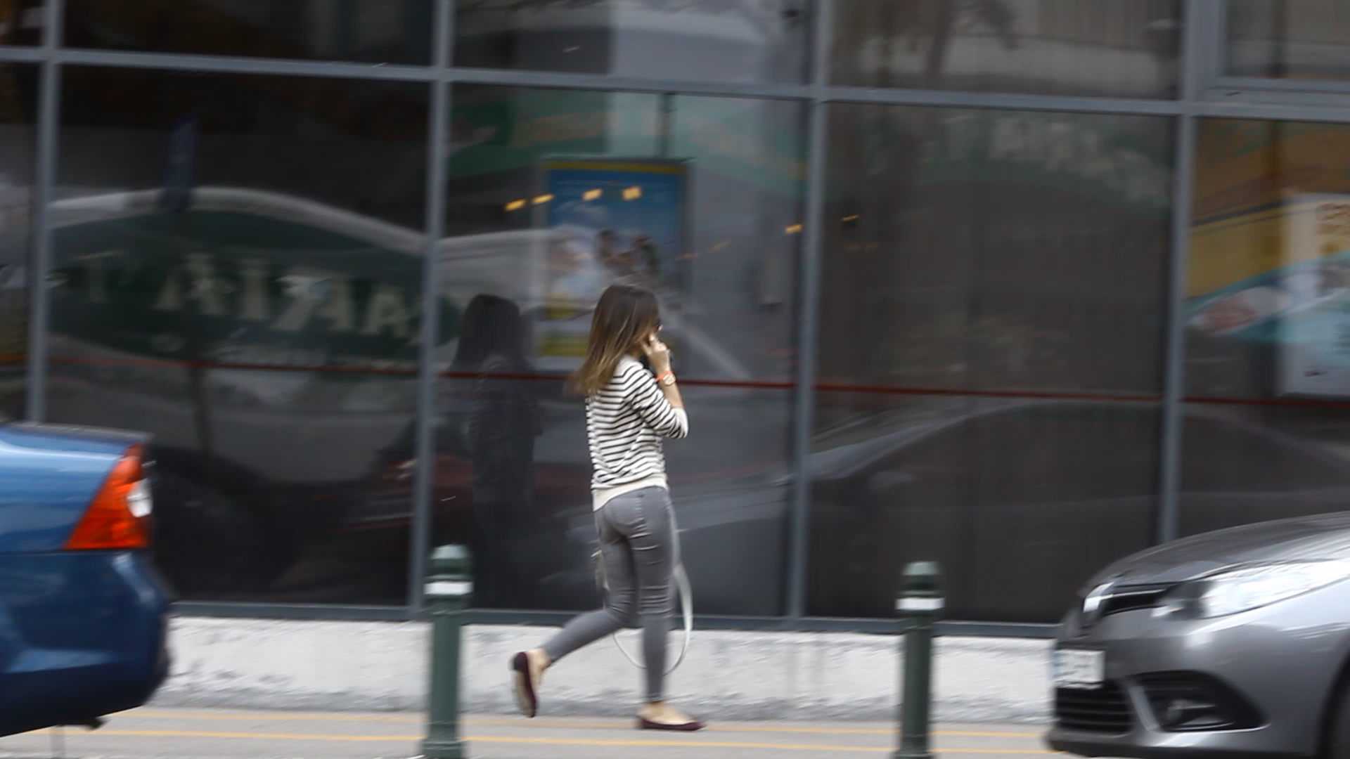 Maria a mers tot drumul vorbind la telefon